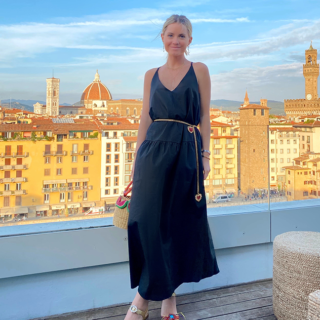 Influenciadora Júlia Tibério vestindo um vestido preto evasê da Hering