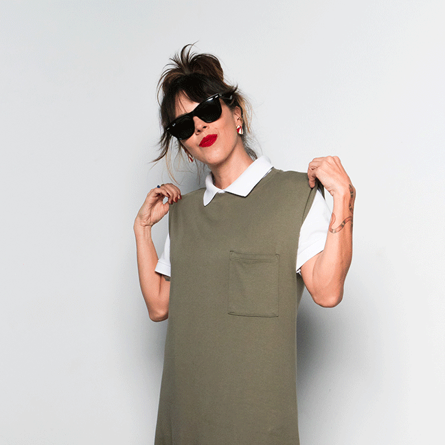 Influenciadora Lívia Cady vestindo uma polo Hering por baixo de um vestido da Hering