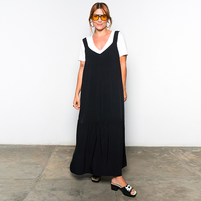 Influenciadora Pam Luciola vestindo uma camiseta branca da Hering por baixo de um vestido preto da Hering